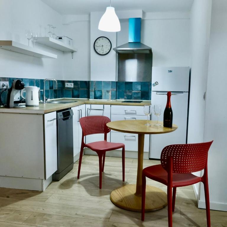 Cozy Seaside Apartment in Cullera - Two-Bedroom Apartment with Balcony - 8