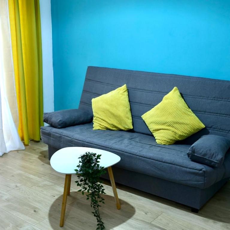 Cozy Seaside Apartment in Cullera - Two-Bedroom Apartment with Balcony - 11