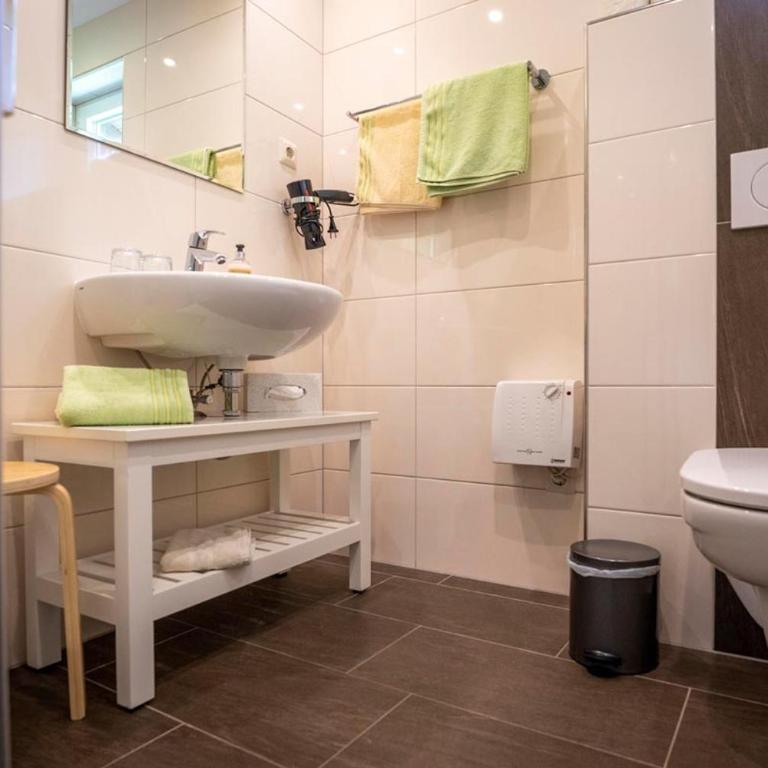 Pension Strauß - Doppelzimmer mit Balkon - 5