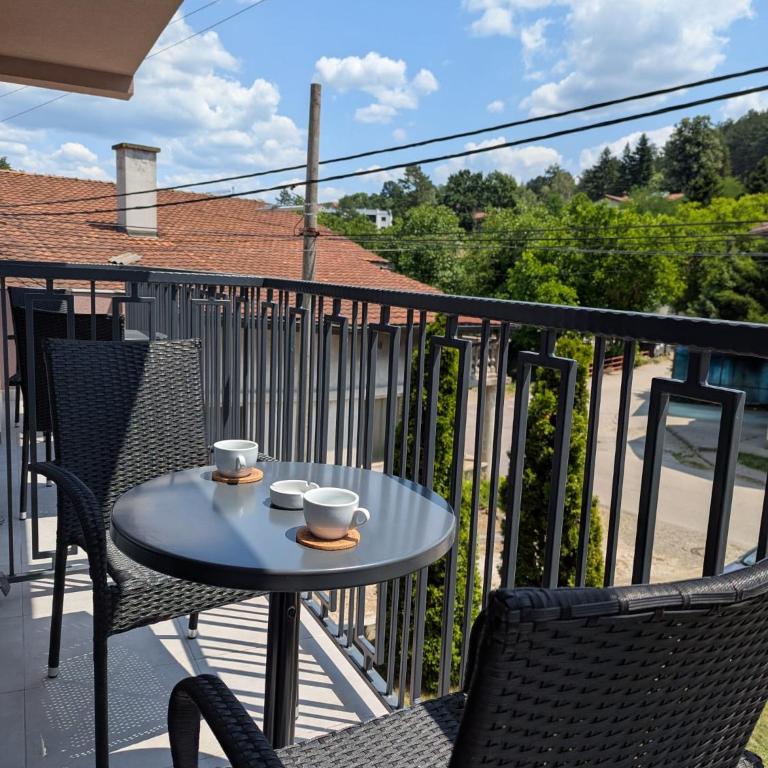 Vila Simfonija with Free parking - Dvokrevetna Soba sa Bračnim Krevetom i Pogledom na Planinu - 3