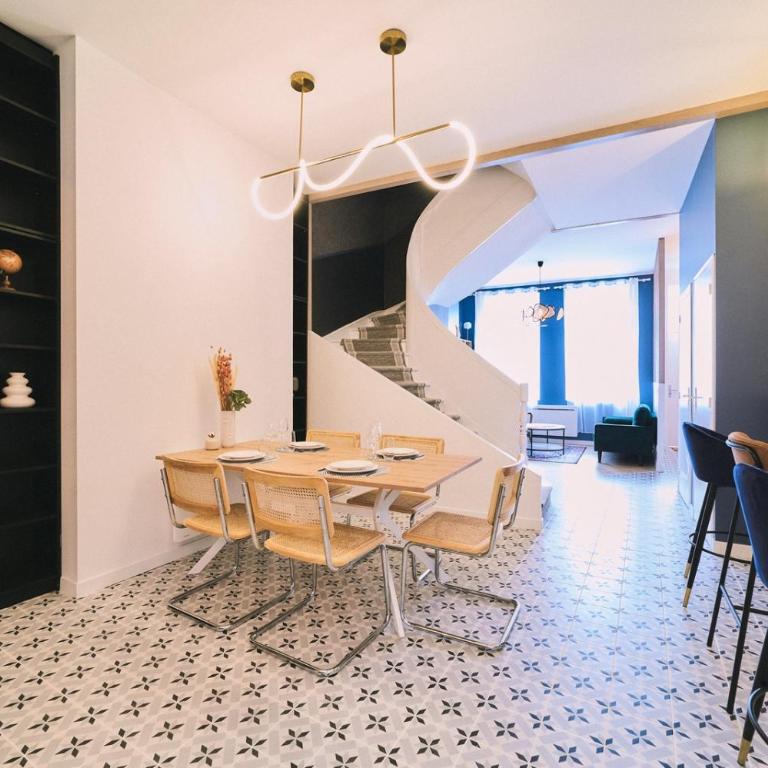 Elégante maison amiénoise - proche gare, home-cinéma, 3 chambres doubles, 1 chambre familiale avec jacuzzi privatif - La Maison Des Petits Sablon - Maison 4 Chambres - 6