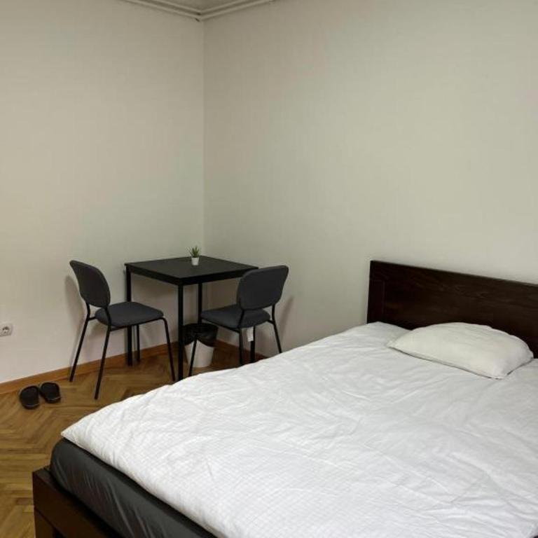 Aliyah Hostel - Triple Room with Shared Bathroom - 2
