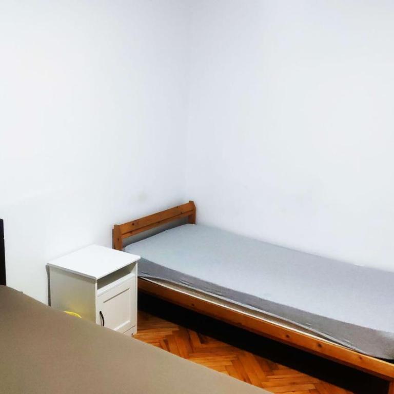 Aliyah Hostel - Triple Room with Shared Bathroom - 1