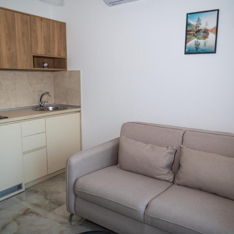Robi Apartments - Deluxe One-Bedroom Apartment with Garden View - 8