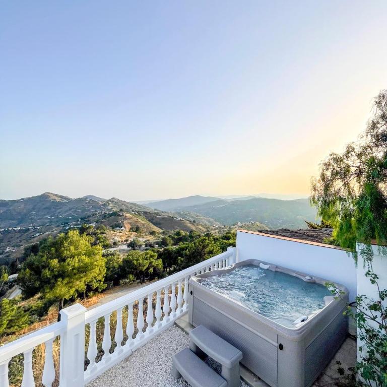 NEW villa - luxury, views, hot tub, pool, 8 plus sofabed - Villa con vistas al mar - 4