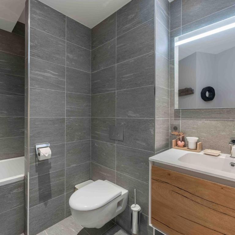 Appartement moderne proche télécabine avec wifi et parking - FR-1-562-88 - Apartment - 4