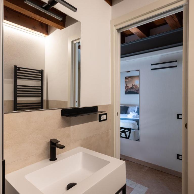 GuestHost - Santo 86 Luxury Rooms - Camera Matrimoniale Deluxe con Balcone - 2