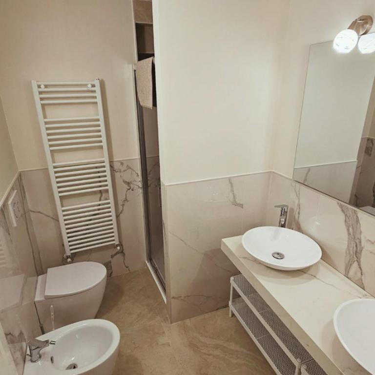 Eleganza e convivialità in centro, vista Duomo per gruppi e famiglie - Three-Bedroom Apartment - 24