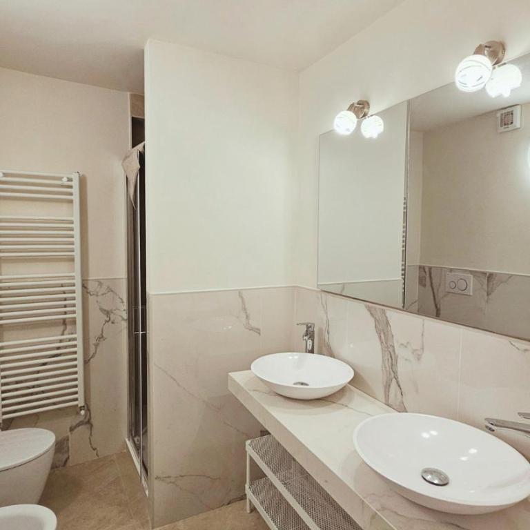 Eleganza e convivialità in centro, vista Duomo per gruppi e famiglie - Three-Bedroom Apartment - 31