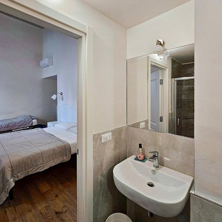 Eleganza e convivialità in centro, vista Duomo per gruppi e famiglie - Three-Bedroom Apartment - 36