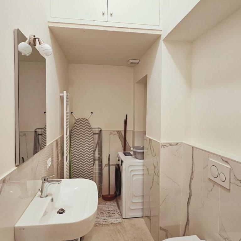 Eleganza e convivialità in centro, vista Duomo per gruppi e famiglie - Three-Bedroom Apartment - 38