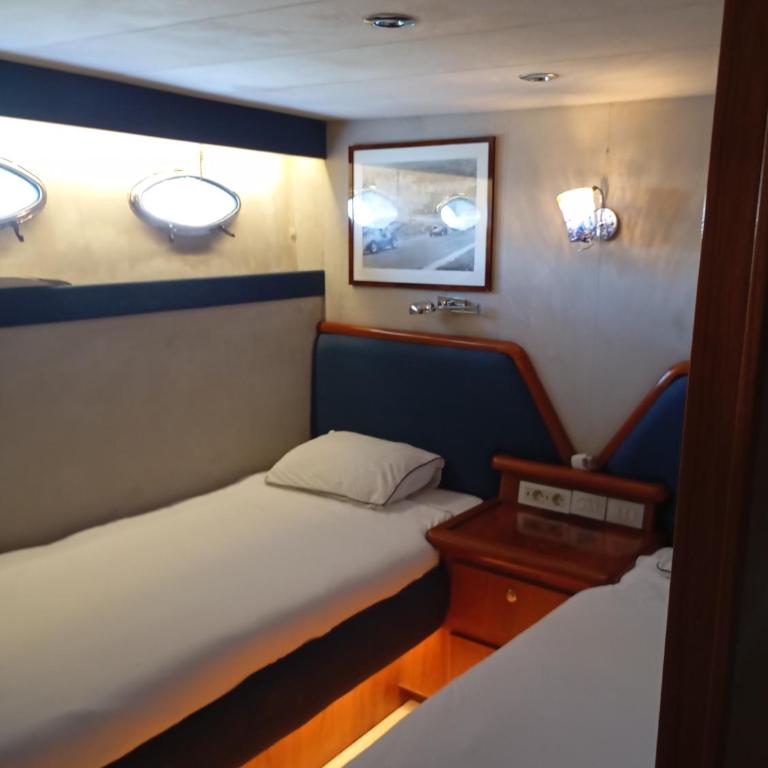The boathouse - Double Room with Two Beds - 6