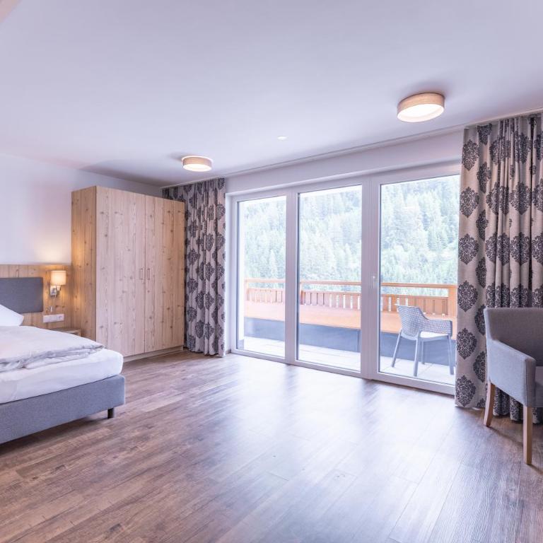 Haus Sattelblick - Familienzimmer mit Balkon - 9