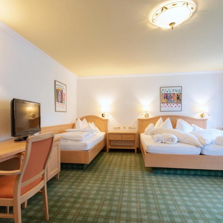 Heart Hotel Arlberg - Dreibettzimmer mit Balkon - 1
