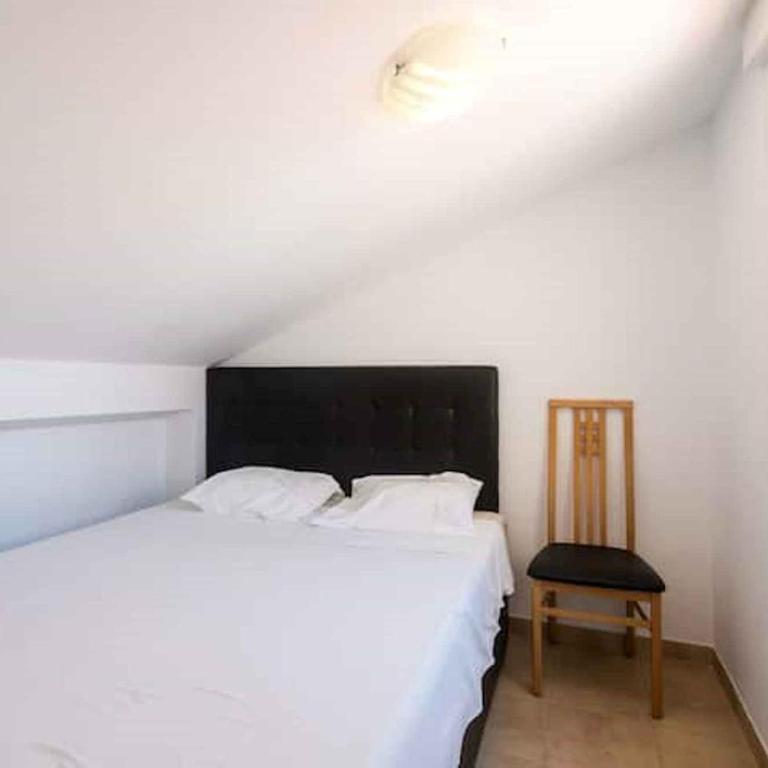 Casa vacacional con patio y piscina R78 by Novadesta - Three-Bedroom House - 13