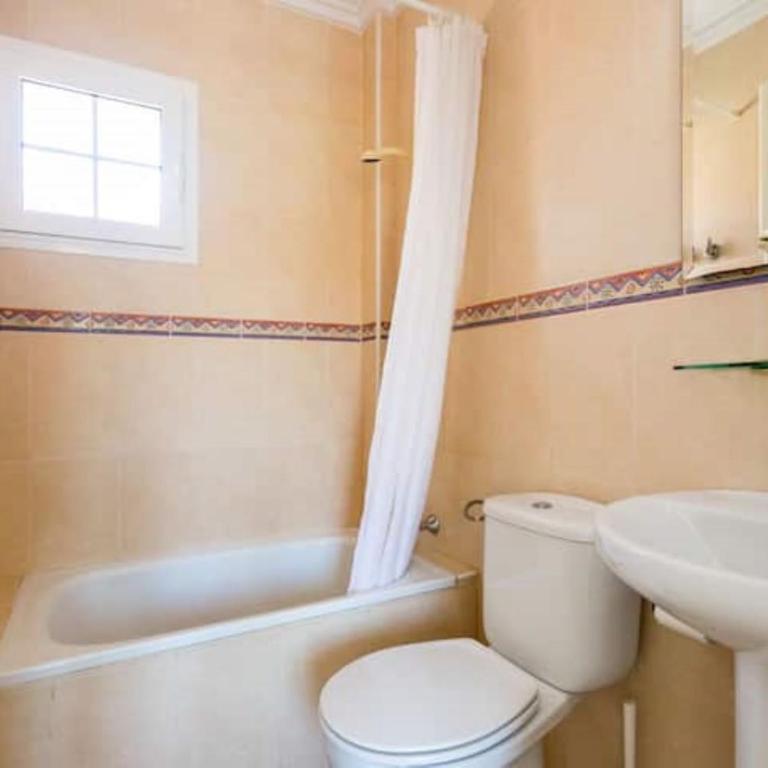 Casa vacacional con patio y piscina R78 by Novadesta - Three-Bedroom House - 18