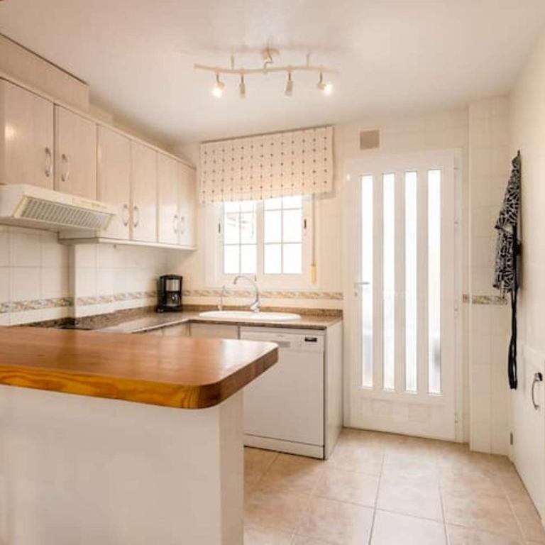 Casa vacacional con patio y piscina R78 by Novadesta - Three-Bedroom House - 20