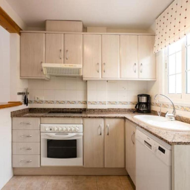 Casa vacacional con patio y piscina R78 by Novadesta - Three-Bedroom House - 9