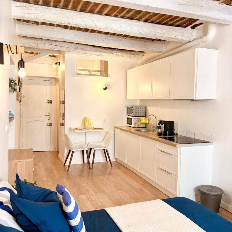 Provençal Studio - Vieil Antibes - One-Bedroom Apartment - 3