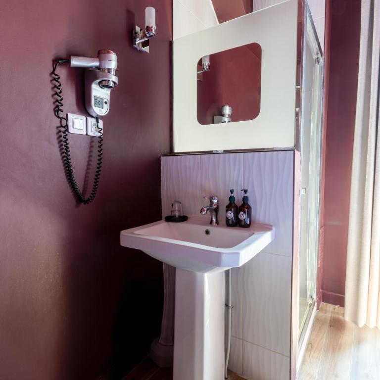 Hôtel Maât Etoile - Chambre Simple avec Toilettes sur le Palier - 2