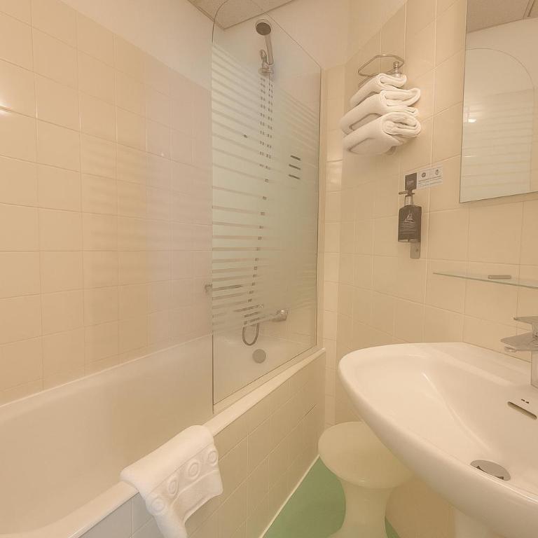 Logis Hôtel de Genève et Restaurant , Faverges-Seythenex - Chambre Double Supérieure - 4