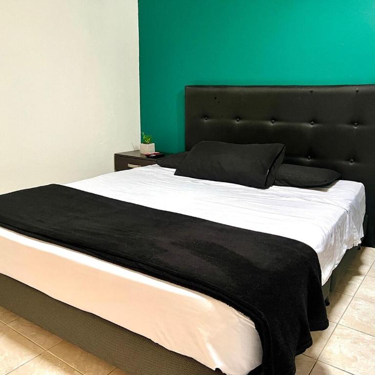 Casa Tradicional Remodelada en Envigado con Patio - Apartamento - 33