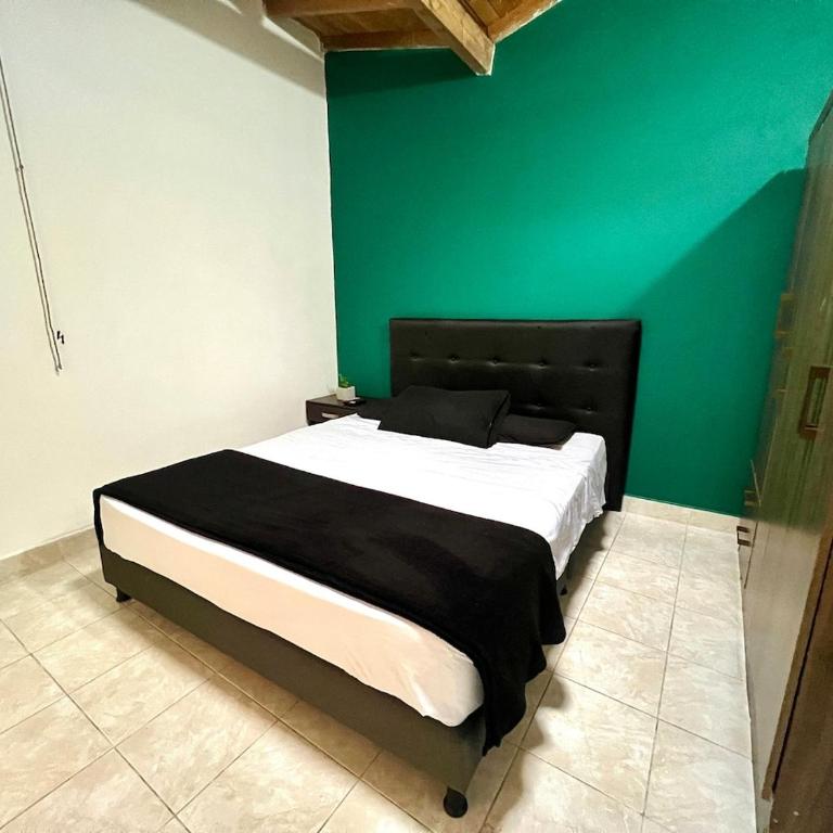 Casa Tradicional Remodelada en Envigado con Patio - Apartamento - 29