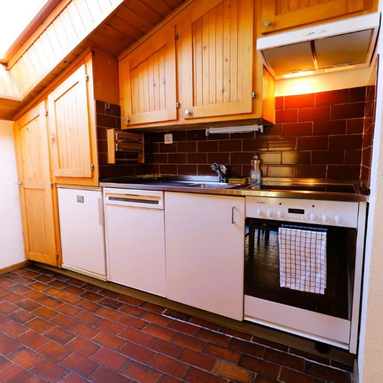 Le Chamois 35 - Appartement 6 personnes Evolene - Three-Bedroom Apartment with Balcony - 8