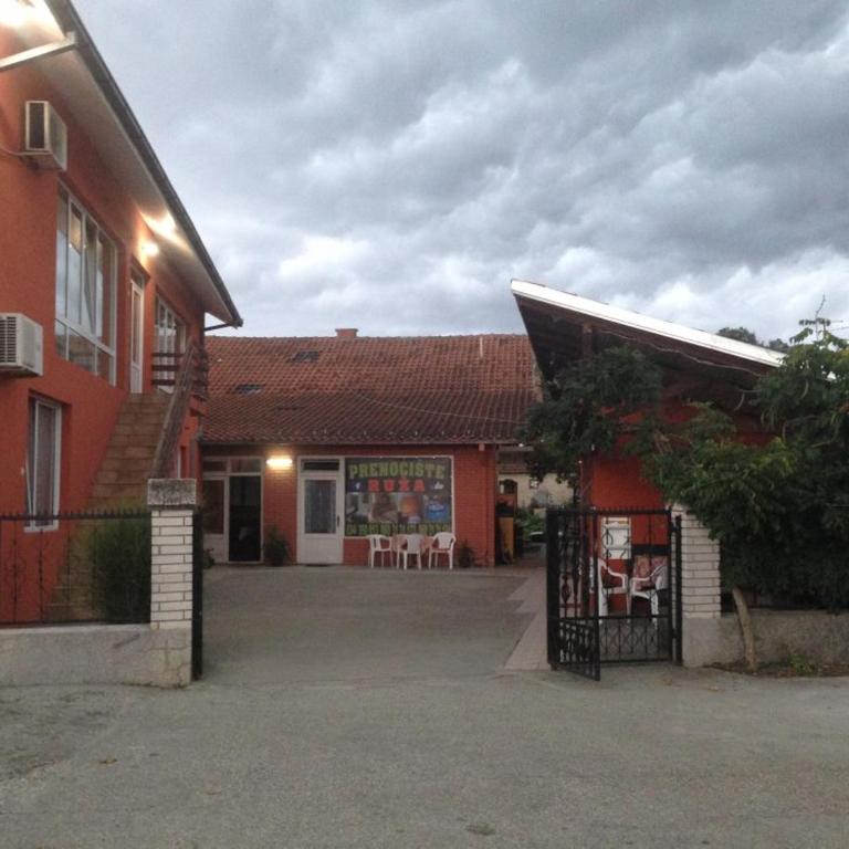 Prenociste Ruza - Eight-Bedroom House - 1
