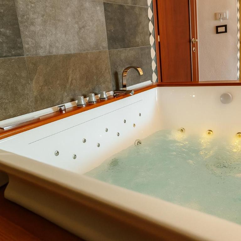 Las Cicas - King Room with Spa Bath - 13