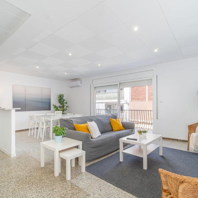 ROSES CENTER 5 - Three-Bedroom Apartment - 22