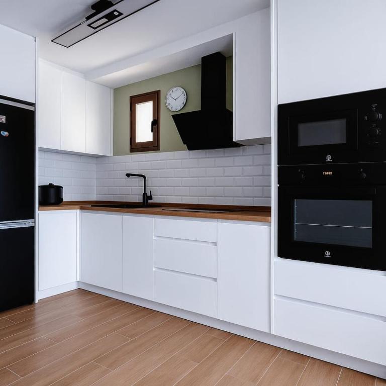 Apartamento "Casa Montes" con Piscina, Wifi y Parking Gratis! - Apartamento de 2 dormitorios con terraza y vistas al mar - 9