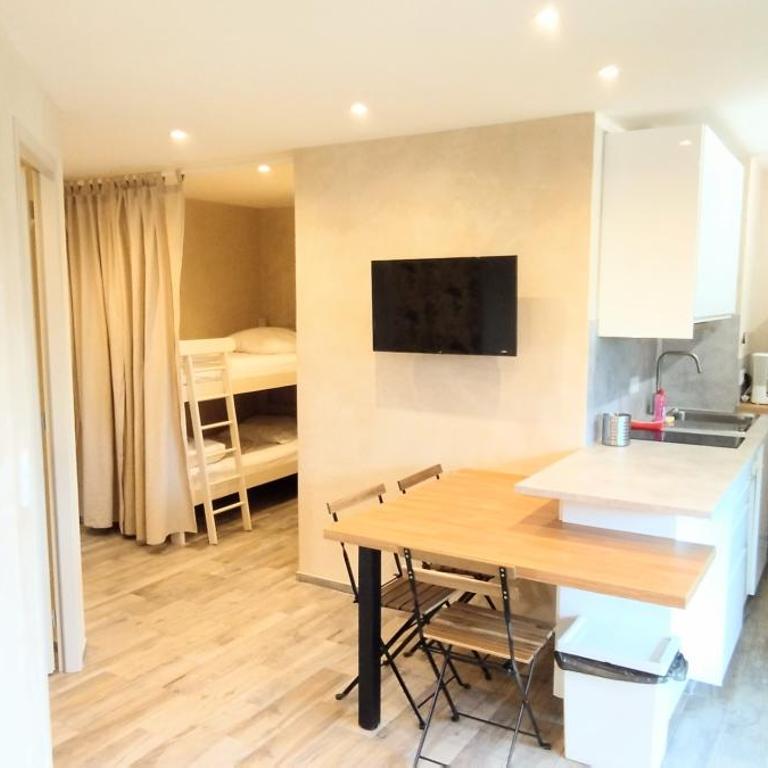 LA MER appartement climatisé,à10mn à pieds de la plage, chambre et coin nuit, grand patio et parking privé - Appartement - 2