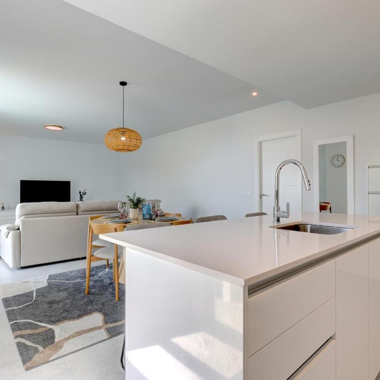 Las Mesas Modern Apartment with Pool in Estepona - Apartamento con vistas al mar - 9