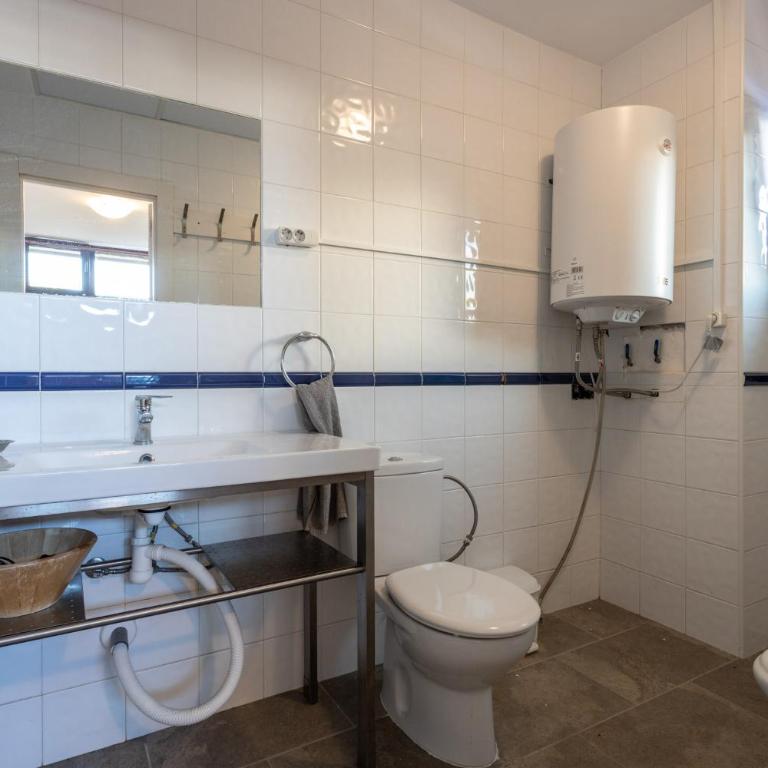 Apartamento en primera línea de playa con piscina - Two-Bedroom Apartment - 18