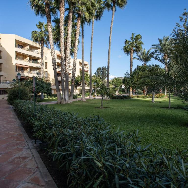 Apartamento en primera línea de playa con piscina - Two-Bedroom Apartment - 56