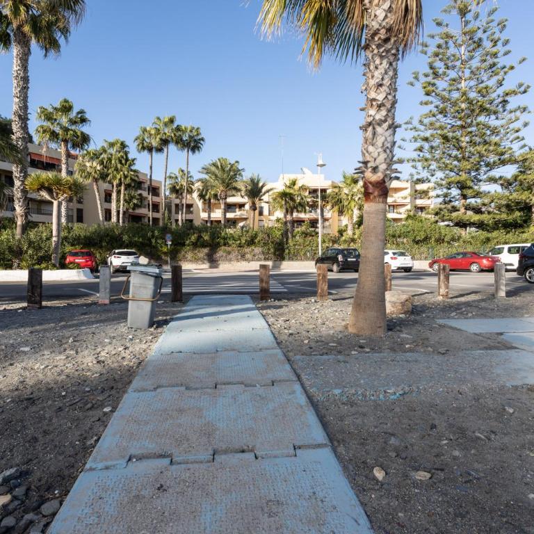 Apartamento en primera línea de playa con piscina - Two-Bedroom Apartment - 54
