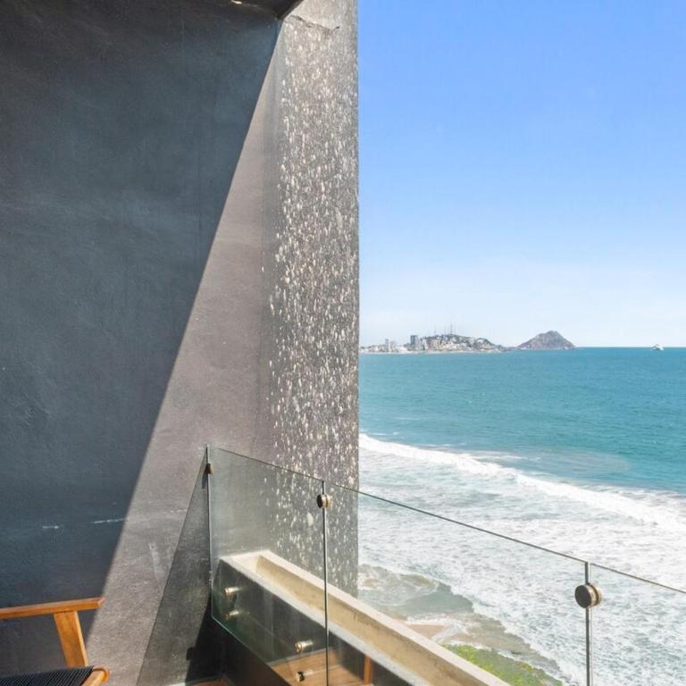 Spectacular Ocean View with Homeoffice Space - Two-Bedroom Apartment - 11