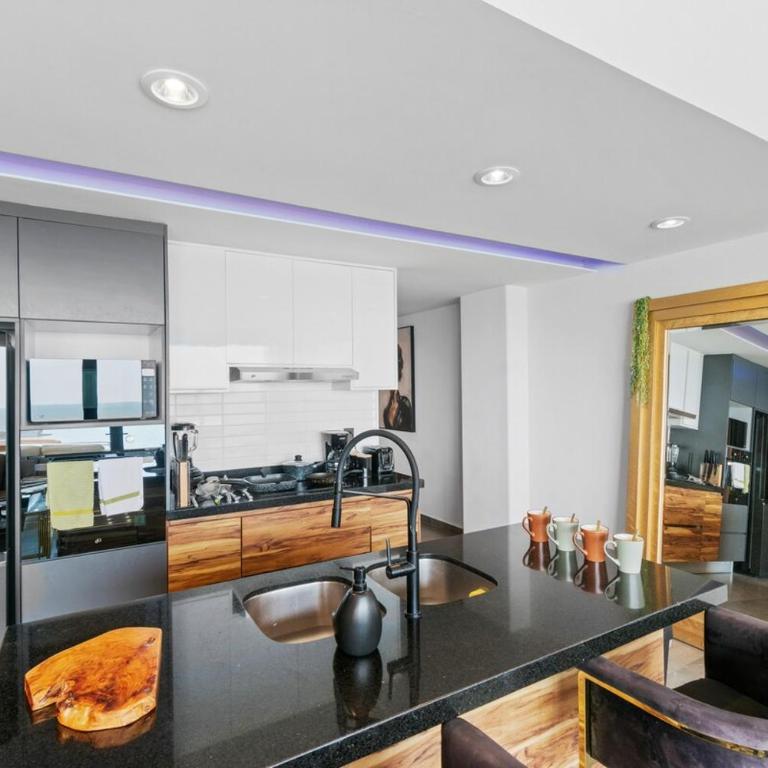 Spectacular Ocean View with Homeoffice Space - Two-Bedroom Apartment - 34