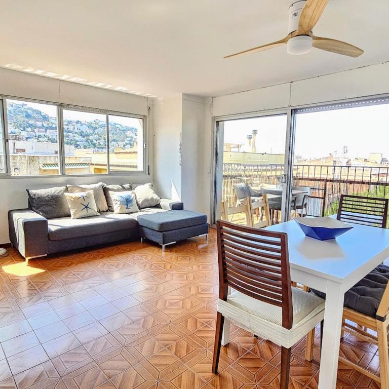 Amplio y luminoso apartamento con terraza a 5 min del mar - Three-Bedroom Apartment with View - 1