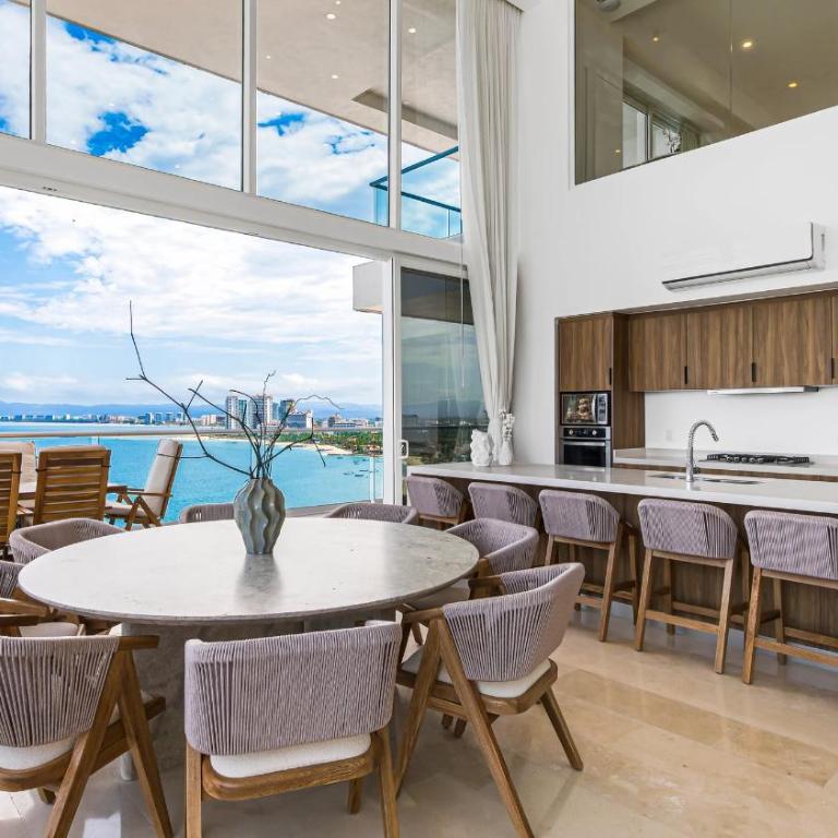 Beachfront Luxury 4BR Penthouse with Incredible Ocean Views - Apartamento - 54