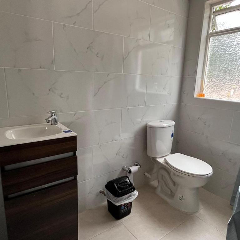 Casa Hotel Pontevedra - cerca a la clínica Shaio, - Habitación Cuádruple con baño privado - 4