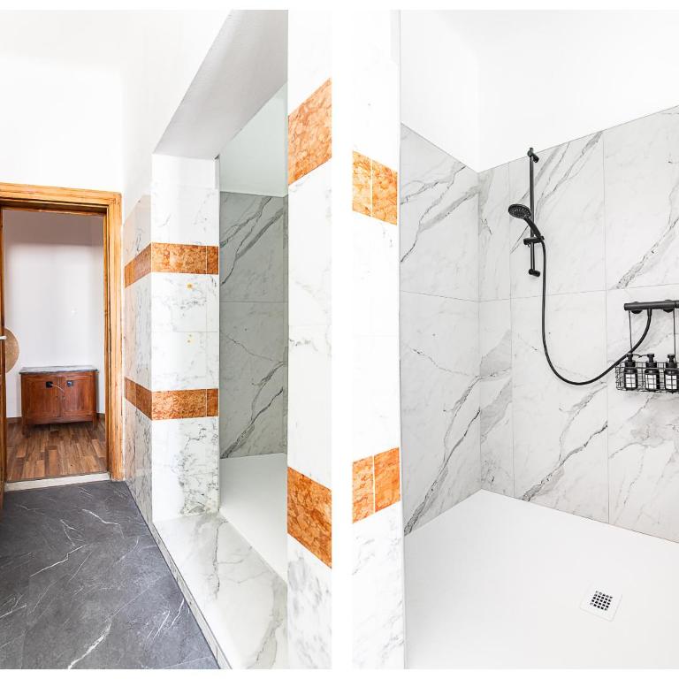 Casa Vacanza Torre Pendente - grandi camere comfort - Camera Matrimoniale con Bagno Privato - 10