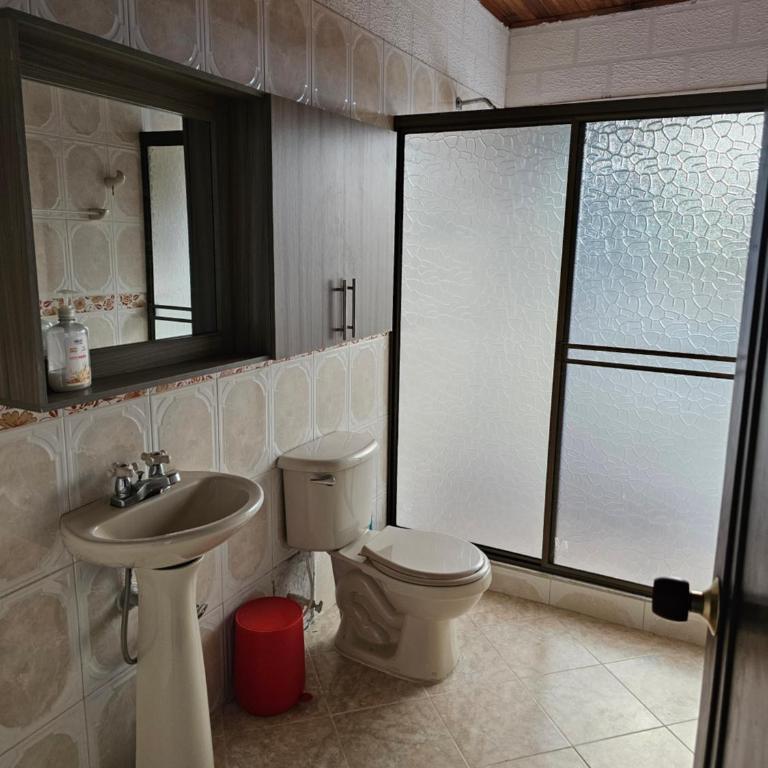 Casa Grande Pereira cerca terminal - Four-Bedroom House - 19