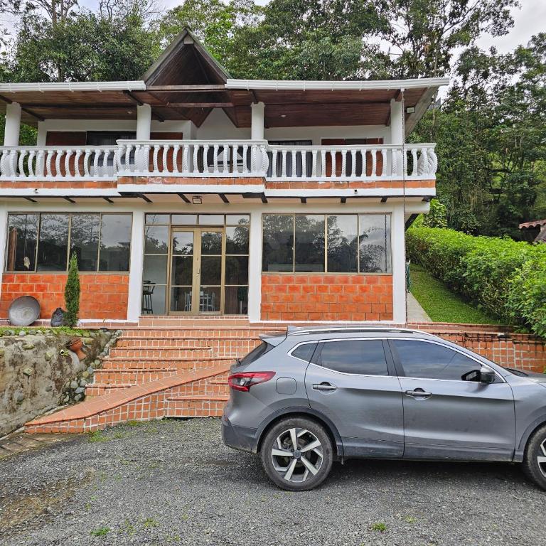 Casa Grande Pereira cerca terminal - Four-Bedroom House - 1