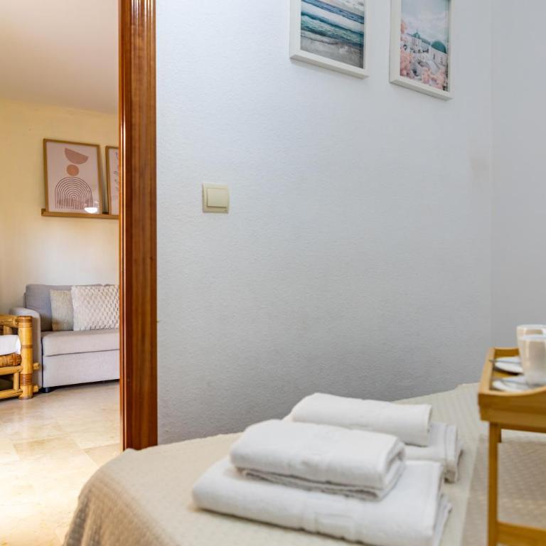 Escapada junto al mar con vistas y piscina - Two-Bedroom Apartment - 10