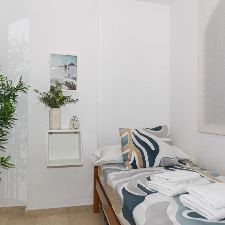 Escapada junto al mar con vistas y piscina - Two-Bedroom Apartment - 13