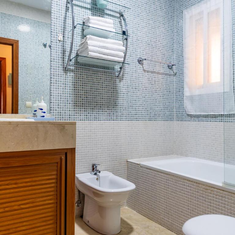 Escapada junto al mar con vistas y piscina - Two-Bedroom Apartment - 26