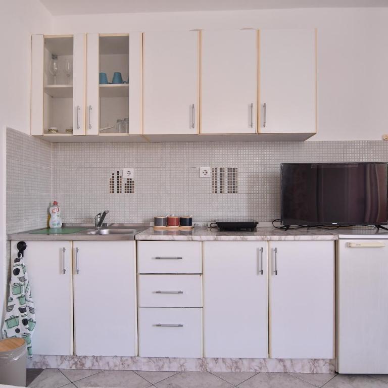 Perfect Location close to Jaz beach - Apartments Rora Knezevic - Trokrevetni Studio - 4