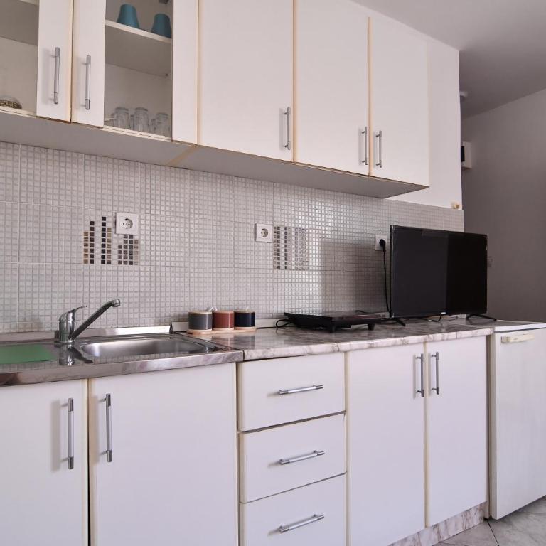 Perfect Location close to Jaz beach - Apartments Rora Knezevic - Trokrevetni Studio - 7
